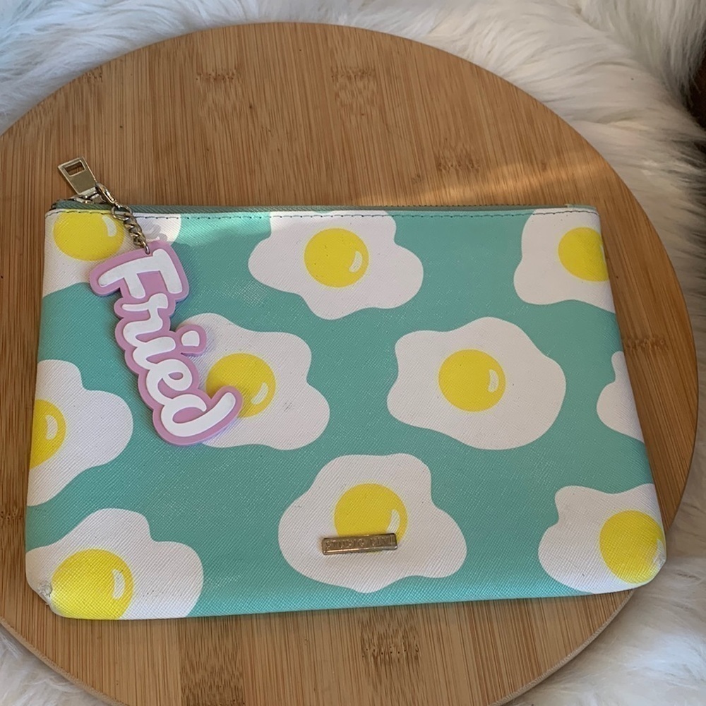Studio DIY Can’t Clutch This | Fried Egg Zipper Clutch Bag +“Fried” Key Tag